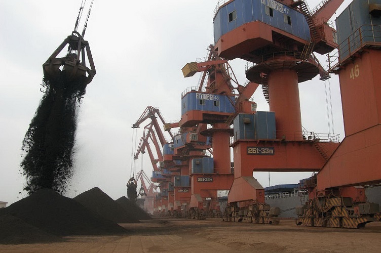 ترس از جنگ تجاری بهای سنگ آهن را به کمترین سطح در ۷ ماه اخیر رساند