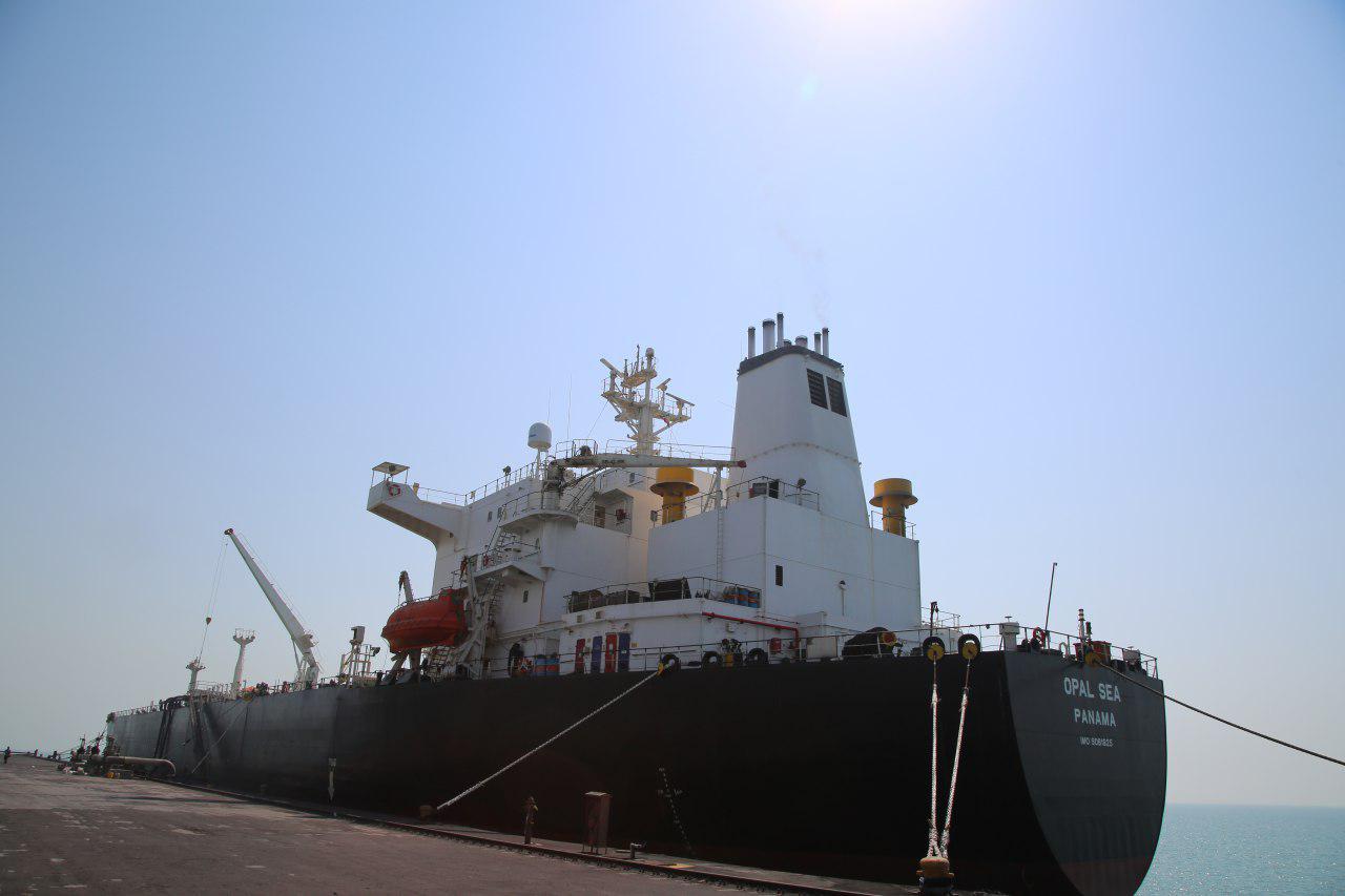 پهلوگیری نفت کش غول پیکر در اسکله منطقه ویژه خلیج فارس